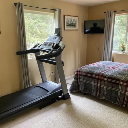 Beautiful valley retreat only 2.6 miles from the glacier and close to airport!