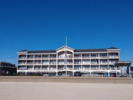 Beautiful Ocean Front Condo Отели рядом с достопримечательностью «Casino Ballroom»