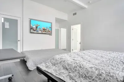 Modern & Spacious Loft: 7 min Walk to Universal Studios, Steam Room, Hot Tub Hotels in Universal City