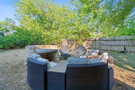 Farbenfroh, 3BD Home, Large Backyard, 5 minute to Downtown, King Size Master Bed