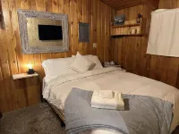 Cozy cabin w/hot tub--- 30 miles from Yellowstone!