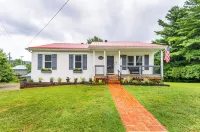 Experience Lake Cumberland at Burnside Bungalow: Private Dock, Pool Access!