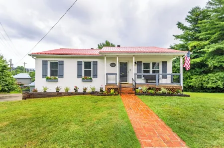 Experience Lake Cumberland at Burnside Bungalow: Private Dock, Pool Access!