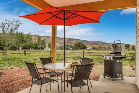 Adobe Creek Cottage - Serene Setting Close to Golf, Mountain Biking & Hiking