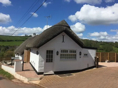 Cosy Thatched Coastal Retreat, Close to Maidencombe Beach & Beautiful Pubs.
