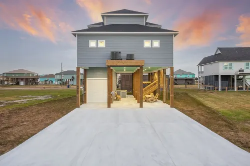 5bed/5bath - Sleeps 22 - short walk to Beach, Crystal Beach TX