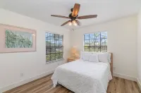 4/3 Family Home steps to Beach w/Spa in Melbourne Beach