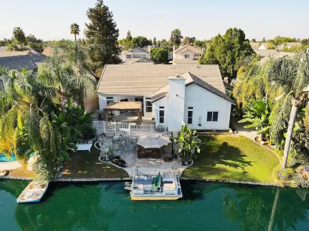 Peaceful Lakefront house -5 min away from Golf Course Отели рядом с Аэропорт Медоус Филд