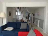 Two minutes from beach. Cosy pet-friendly cottage in cool location with garden.