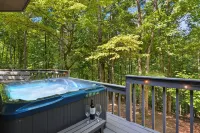 Large Octagon Cabin on Double Lot! Hot Tub, Fire place, Game room, Fire pit!