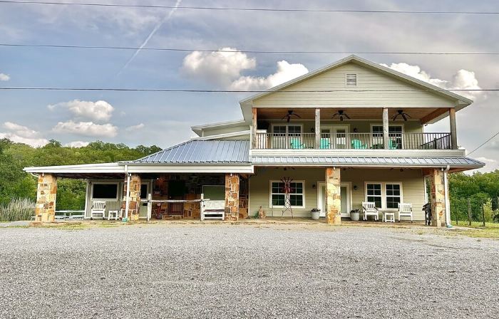 Small Town Richness at Salt Creek Inn  4 Bed 4 Bath Graham, TX