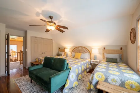 Lakefront Chalet -Kayaks, Gameroom, Firepit