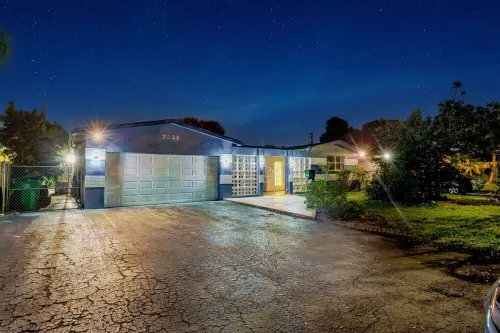 New Modern Retreat with King Bed /Heated Pool/ Grill/ only 8 miles to Beach!!!!