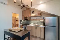 New Modern Loft 5 Minute Walk to Downtown.