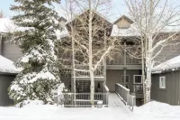 Cozy Beaver Creek Getaway Minutes From Ski Lift!