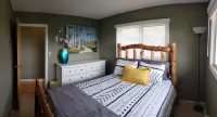 Falcon Ridge Chalet-Woodland Park: WiFi & Views, Deck and Views of Pikes Peak
