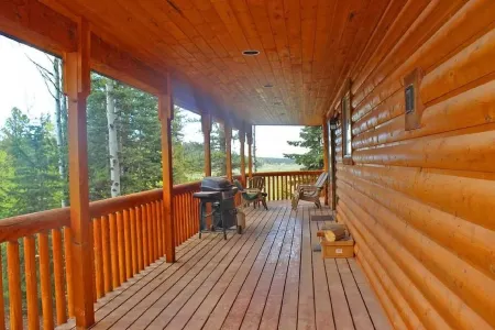 Luxury 3 Story Log Home in Duck Creek close To Zion, Bryce & Brian Head.