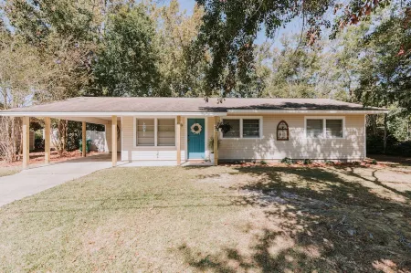 Sandy Toes - 3Bedroom Near Beach & Downtown Ocean Springs! in Golf Cart District