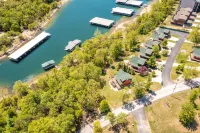 Cedar Cove -Private Lake Front + Hot Tub -5 min to Branson Strip -Dogs ok w/fee! - Homestays