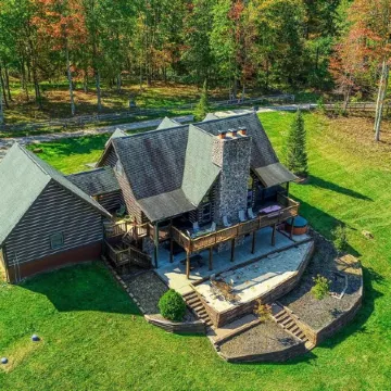 Wow! Timber Ranch Lodge, 43 acres, Sleeps 12, Family and Pet Friendly!