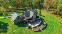 Wow! Timber Ranch Lodge, 43 acres, Sleeps 12, Family and Pet Friendly!
