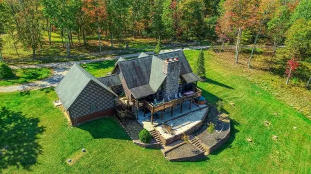 Wow! Timber Ranch Lodge, 43 acres, Sleeps 12, Family and Pet Friendly!