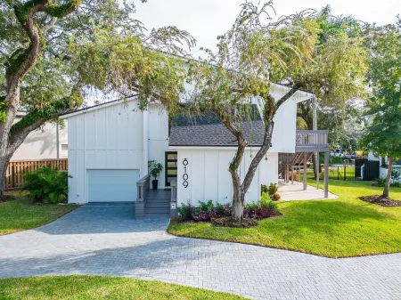 The Hideaway - 3 Bed / 3.5 Bath on water in Tampa Bay