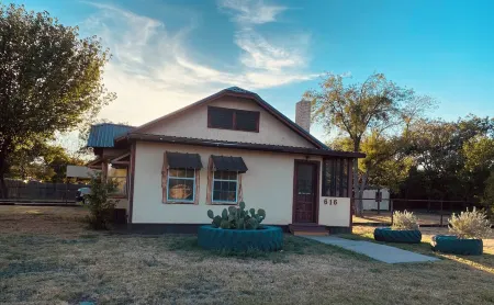 Charming 2-Bedroom House in Coleman with AC and WiFi.  Sleeps 7 & No Pets.