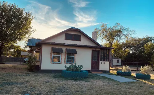 Charming 2-Bedroom House in Coleman with AC and WiFi.  Sleeps 7 & No Pets. Hotels in Coleman