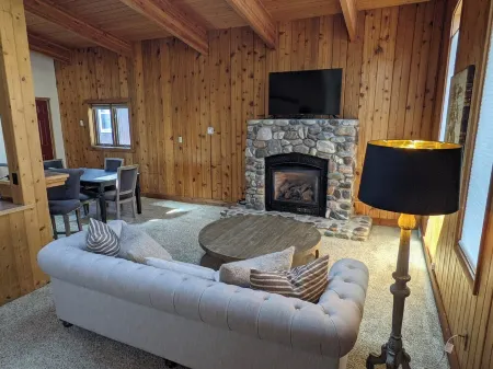 Annie Oakley's Outpost - Large 1-Bedroom in the Heart of Challis Отели в г. Кастер