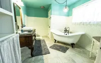 Cute and cozy cottage in Atoka, home of Reba’s Place.