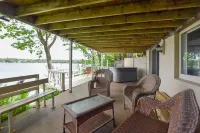Perfect LakeHome w/ Amazing Views of Big Silver Lake w/ Kayaks Hot tub &Maui Mat