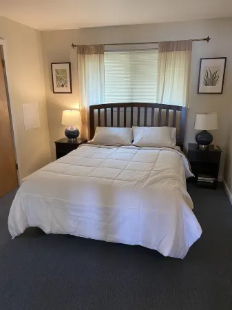 The Ebb Tide Beach Bungalow Отели рядом с достопримечательностью «Pillar Point Harbor»