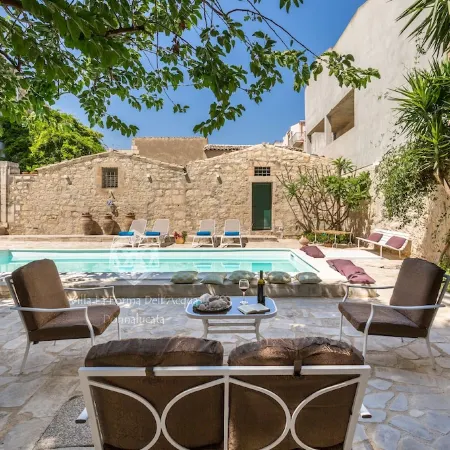 Villa for 12/14 people garden, pool, bbq, 100 meters from the sea, A / C, wi-fi