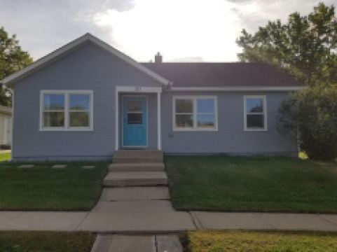 House by Lake Sakakawea with Hot tub!