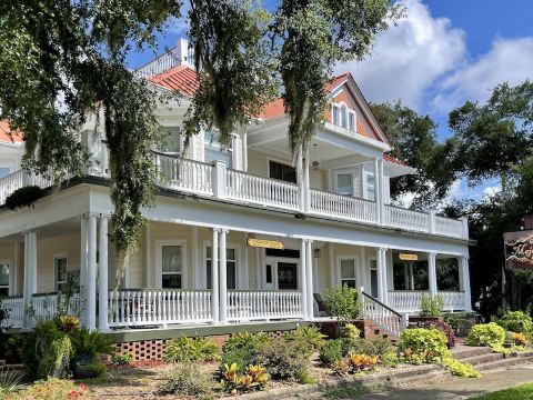 In the Heart of Apalachicola~Walk Everywhere~Ebony Rouge Suite~Majestic Jewel