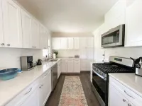 Modern 2-bedroom 1930's Bungalow Close to Downtown