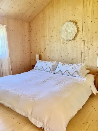 Modern wood cabin with Mountain Views