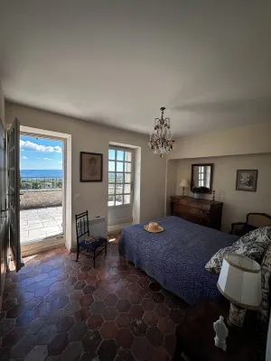 From the top of its terraces and garden, breathtaking views of the Luberon