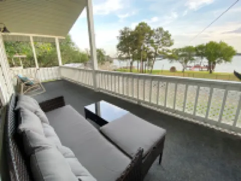 AMAZING Lake Views - Modern Luxury, Pet-friendly, Cowboy Pool, 2 King Beds!