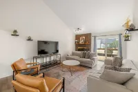 URBAN RETREAT - 4 BEDROOM HOUSE, FAMILY FRIENDLY with ARCADE, GAMES.. Hotels in West Des Moines