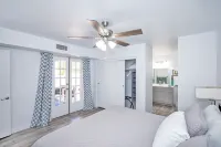 Entire - Pristine & Modern Condo  호텔
