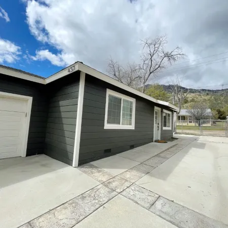 BEAUTIFUL, REMODELED HOME WITH EASY ACCESS TO LAKE AND RIVER - PET FRIENDLY