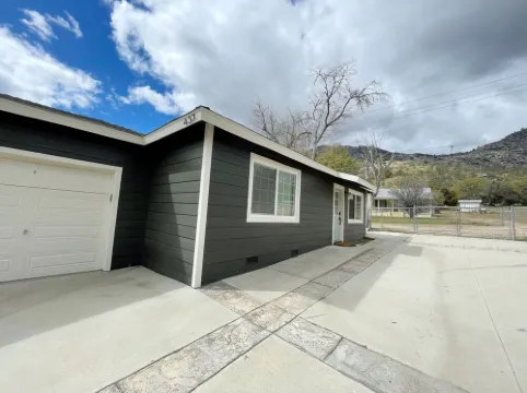 BEAUTIFUL, REMODELED HOME WITH EASY ACCESS TO LAKE AND RIVER - PET FRIENDLY