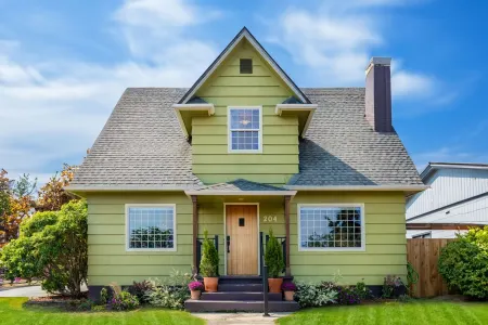 Charming Cottage Retreat - with Hot Tub, Sauna & 5 min walk to town!