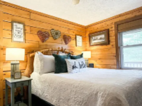 Mountain Song Log Cabin /Starlink Wifi, Trout Stream🐟, Near I-77 & BR Parkway🌄
