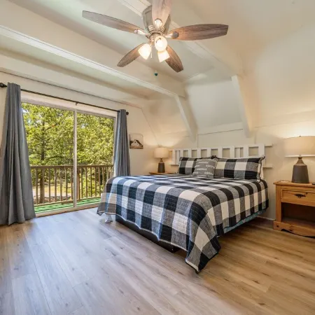 Woodsy Cabin Perfect for a Couple or a Group!