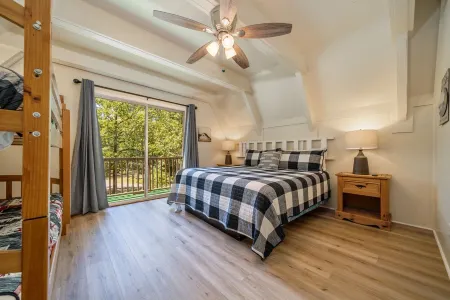 Woodsy Cabin Perfect for a Couple or a Group!