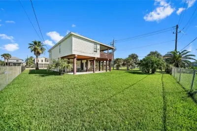 Pet-Friendly Beach House, Huge Gameroom, 3BR, 2BA, Covered Patio, Fenced-in Yard