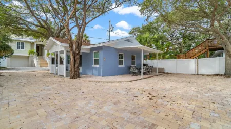 Sea La Vie Cottage by the Beach - Unit B